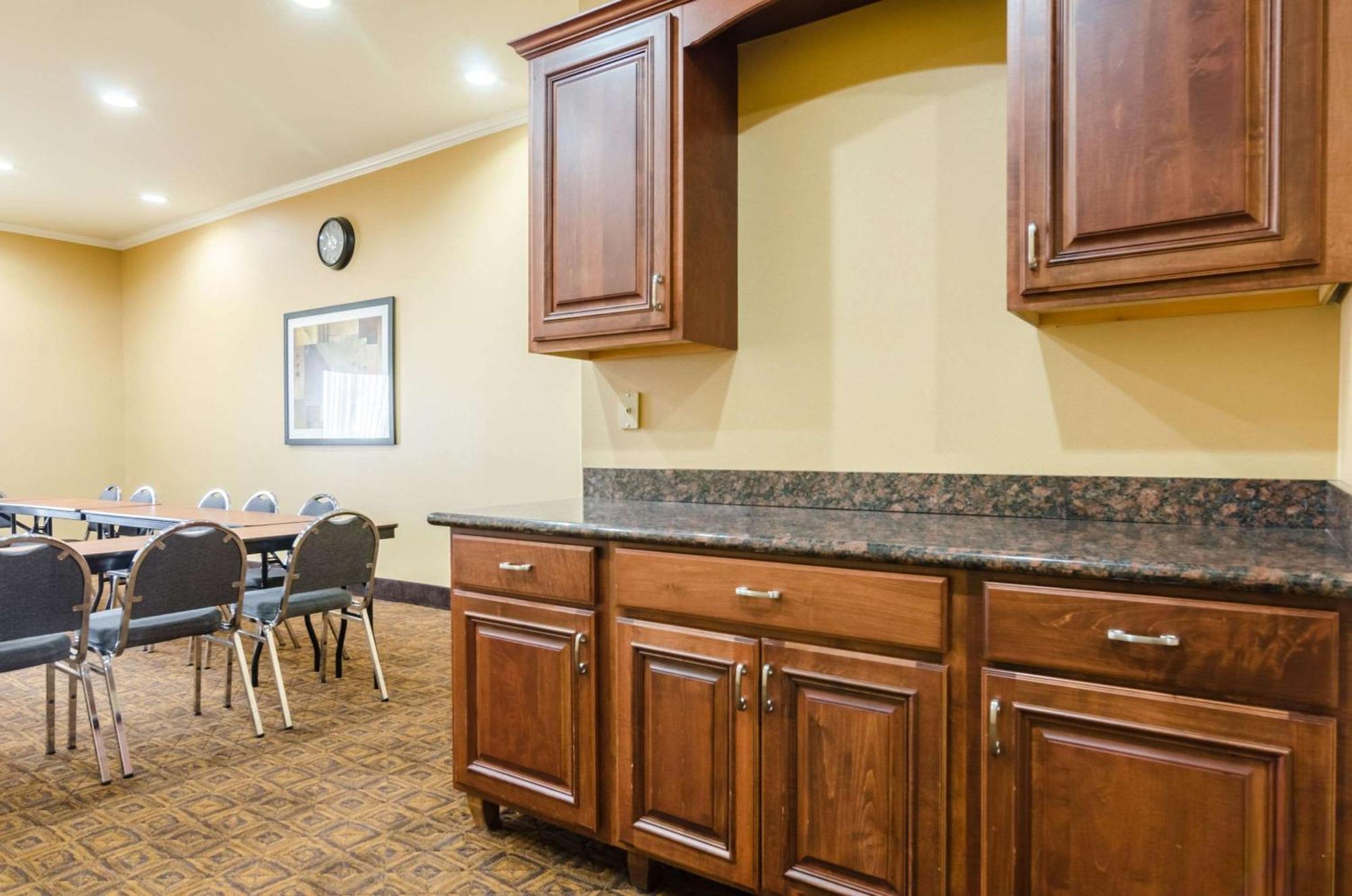 Comfort Suites Salina South Zewnętrze zdjęcie