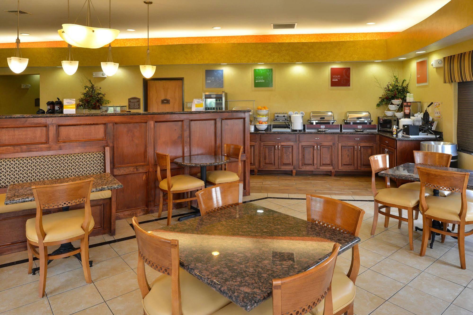 Comfort Suites Salina South Zewnętrze zdjęcie